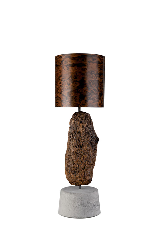 Driftwood Light Sculpture LO02 – Treibholz Lampe mit Echtholz Furnier & Beton-Sockel, Vorderansicht Tag.