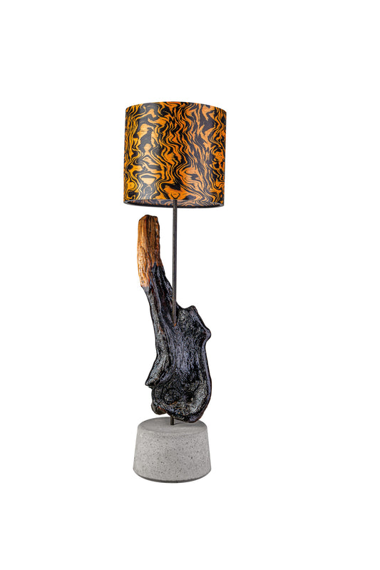Driftwood Light Sculpture LO15 – Treibholz Lampe mit Echtholz Furnier & Beton-Sockel, Vorderansicht Tag.
