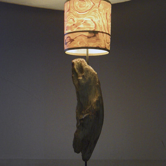 Driftwood Light Sculpture LO18 – Treibholz Lampe mit Echtholz Furnier & Beton-Sockel, zeigt die warme Leuchtwirkung des Furniers.