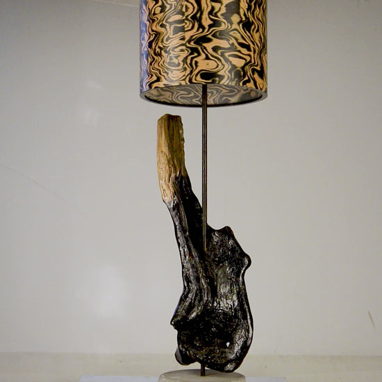 Driftwood Light Sculpture LO15 – Treibholz Lampe mit Echtholz Furnier & Beton-Sockel, zeigt Struktur & Oberfläche bei Tageslicht.