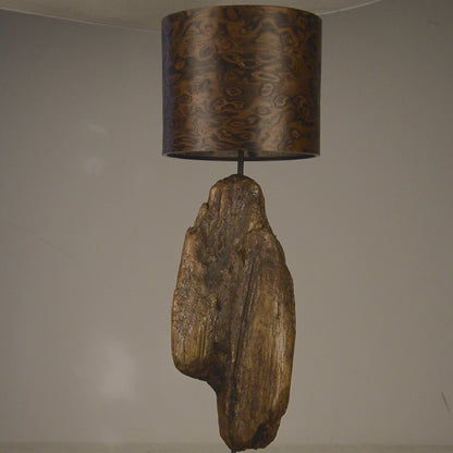 Driftwood Light Sculpture LO12  – Treibholz Lampe mit Echtholz Furnier & Beton-Sockel, zeigt Struktur & Oberfläche bei Tageslicht.