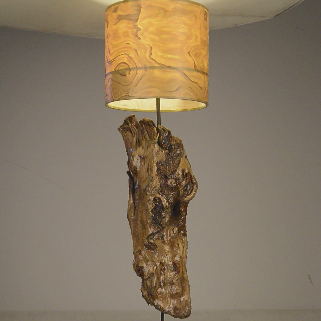 Driftwood Light Sculpture LOxx – Treibholz Lampe mit Echtholz Furnier & Beton-Sockel, zeigt die warme Leuchtwirkung des Furniers.