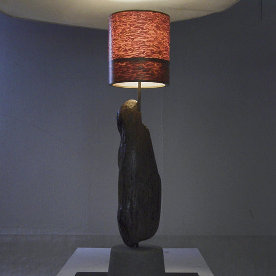 Driftwood Light Sculpture LO04 – Treibholz Lampe mit Echtholz Furnier & Beton-Sockel, zeigt die warme Leuchtwirkung des Furniers