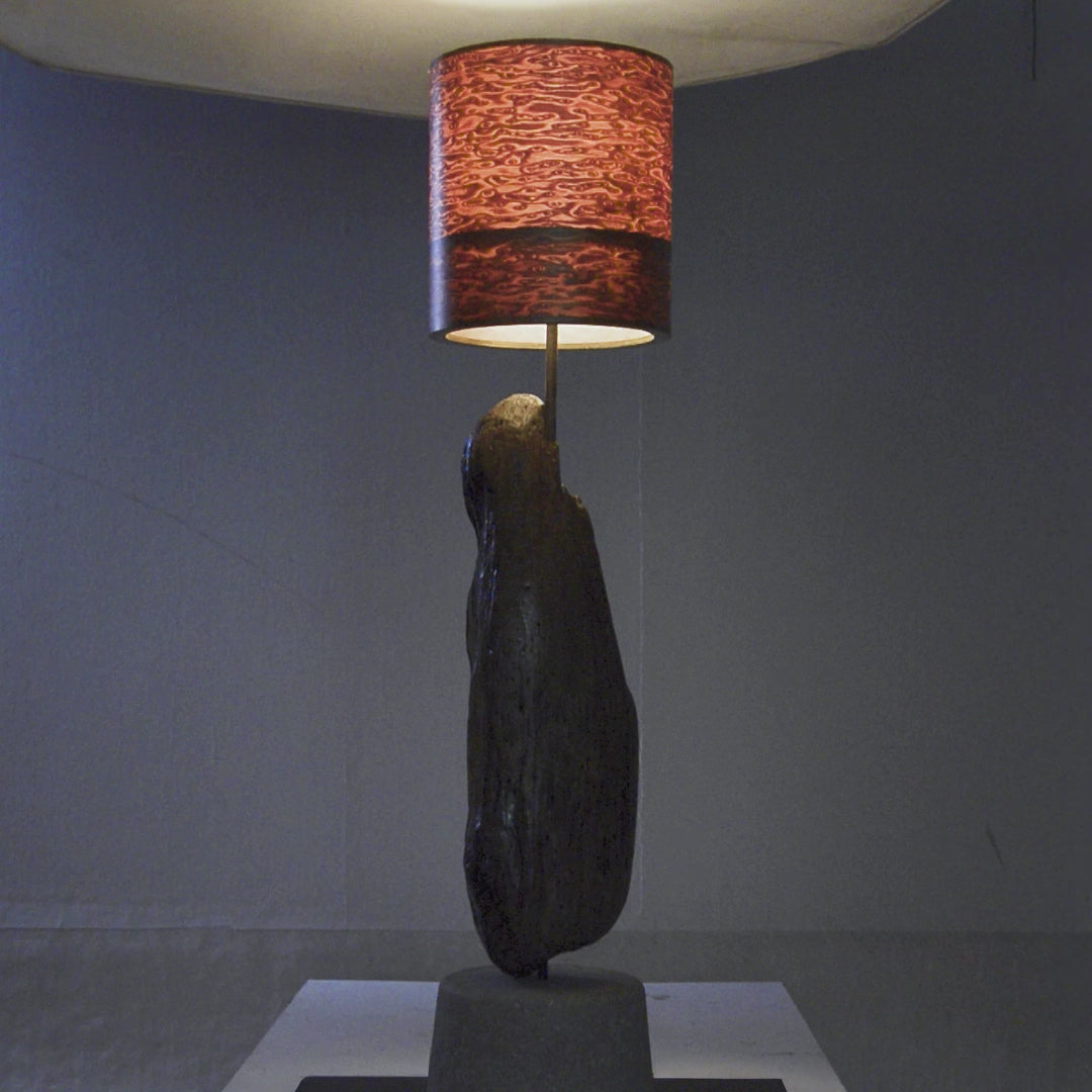 Driftwood Light Sculpture LO04 – Treibholz Lampe mit Echtholz Furnier & Beton-Sockel, zeigt die warme Leuchtwirkung des Furniers