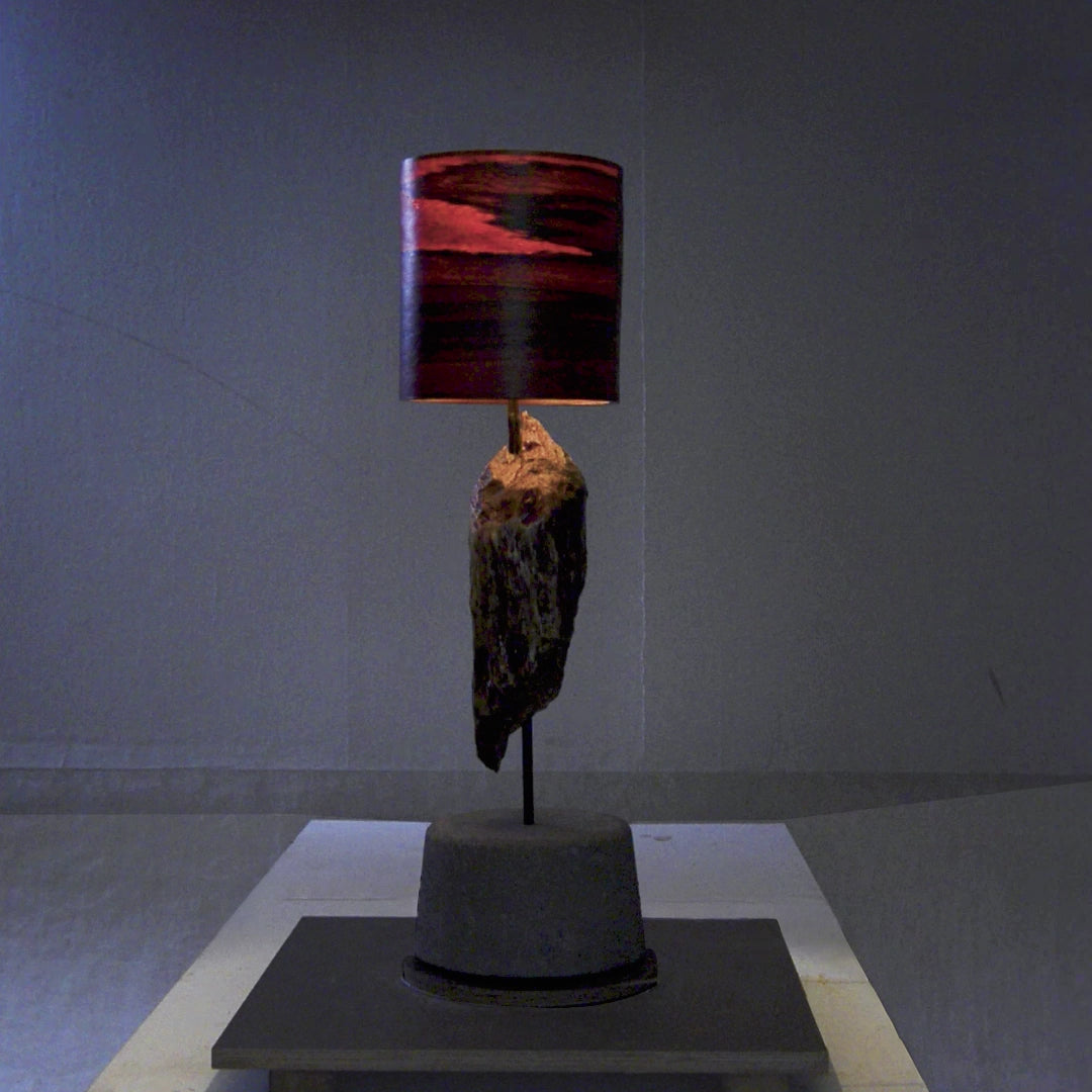Driftwood Light Sculpture LO06 – Treibholz Lampe mit Echtholz Furnier & Beton-Sockel, beleuchtet im dunklen Raum mit Lichtreflexionen.