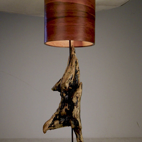 Driftwood Light Sculpture LO14  – Treibholz Lampe mit Echtholz Furnier & Beton-Sockel, zeigt die warme Leuchtwirkung des Furniers