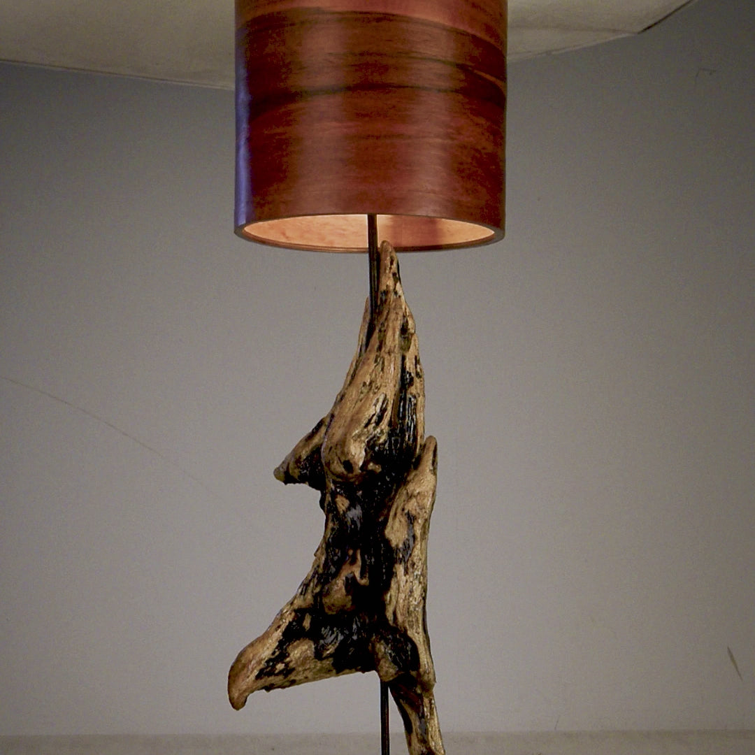 Driftwood Light Sculpture LO14  – Treibholz Lampe mit Echtholz Furnier & Beton-Sockel, zeigt die warme Leuchtwirkung des Furniers
