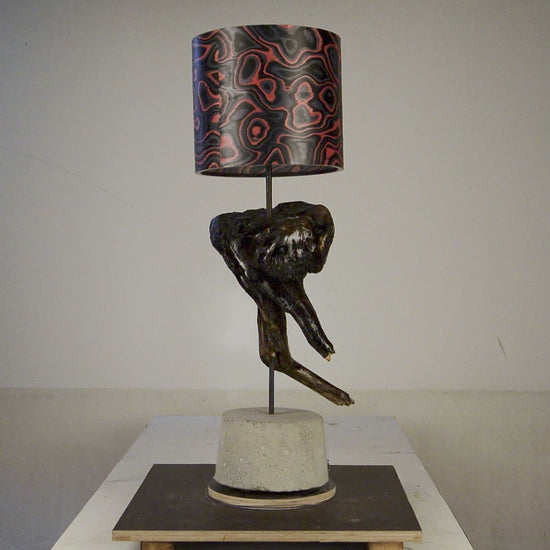 Driftwood Light Sculpture LO17 – Treibholz Lampe mit Echtholz Furnier & Beton-Sockel, zeigt Struktur & Oberfläche bei Tageslicht.