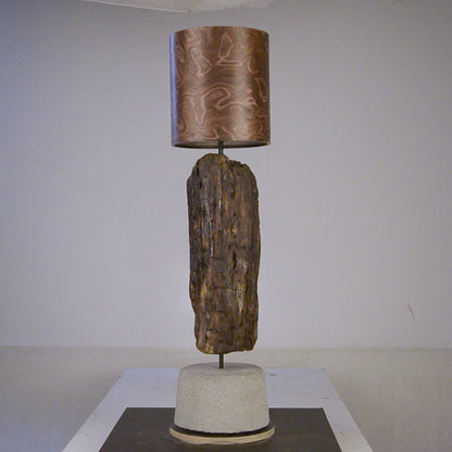Driftwood Light Sculpture LO07 – Treibholz Lampe mit Echtholz Furnier & Beton-Sockel, zeigt Struktur & Oberfläche bei Tageslicht.