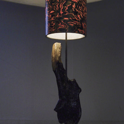 Driftwood Light Sculpture LO15 – Treibholz Lampe mit Echtholz Furnier & Beton-Sockel, zeigt die warme Leuchtwirkung des Furniers