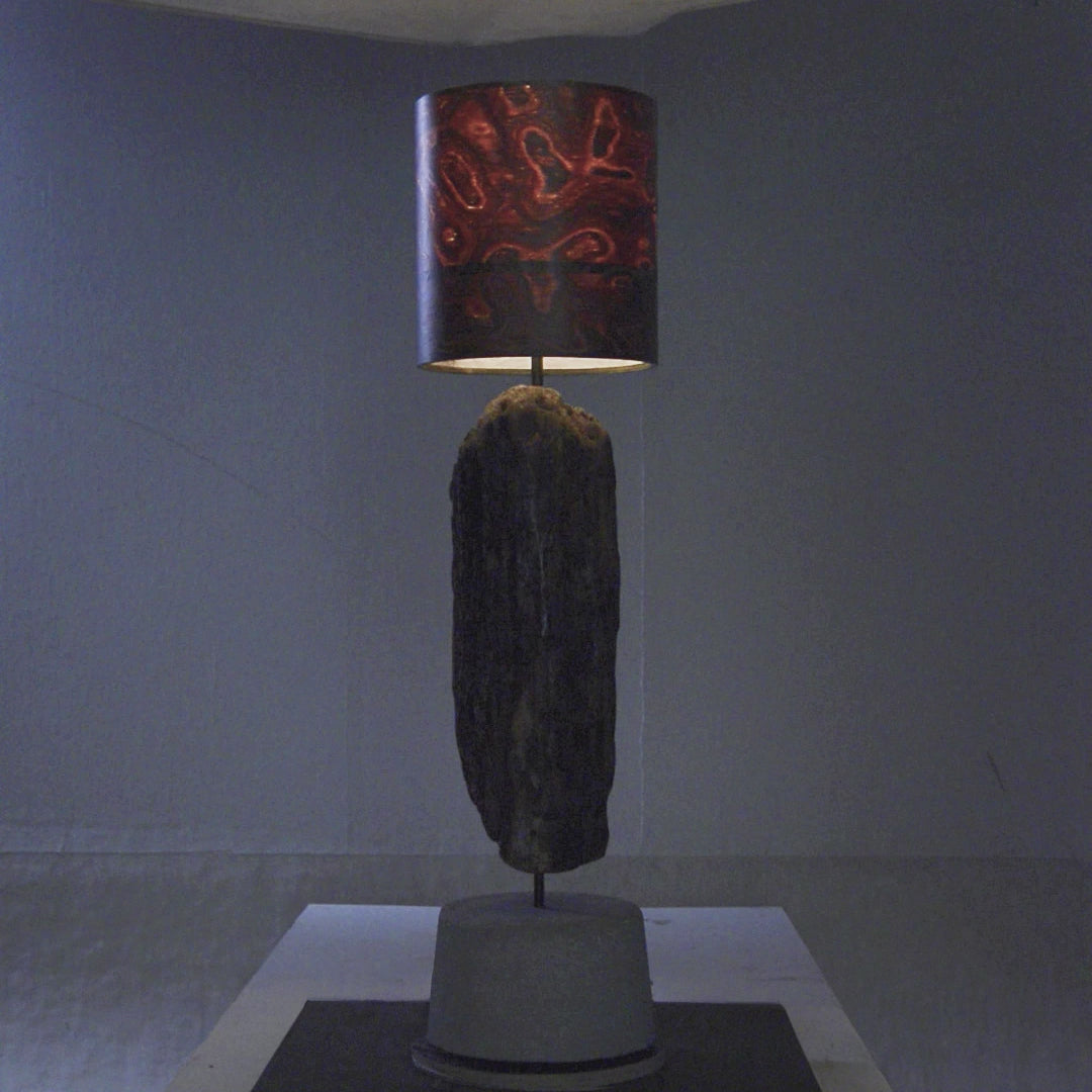 Driftwood Light Sculpture LO07 – Treibholz Lampe mit Echtholz Furnier & Beton-Sockel, zeigt die warme Leuchtwirkung des Furniers.