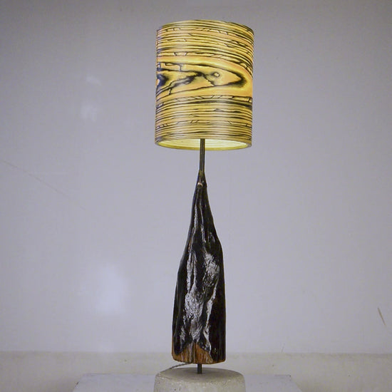 Driftwood Light Sculpture LO09  – Treibholz Lampe mit Echtholz Furnier & Beton-Sockel, angeschaltet bei Tageslicht.