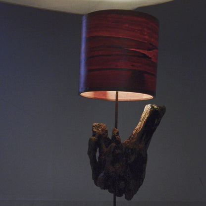 Driftwood Light Sculpture LO08 – Treibholz Lampe mit Echtholz Furnier & Beton-Sockel, beleuchtet im dunklen Raum mit Lichtreflexionen.