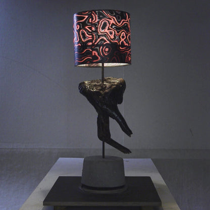 Driftwood Light Sculpture LO17 – Treibholz Lampe mit Echtholz Furnier & Beton-Sockel, zeigt die warme Leuchtwirkung des Furniers