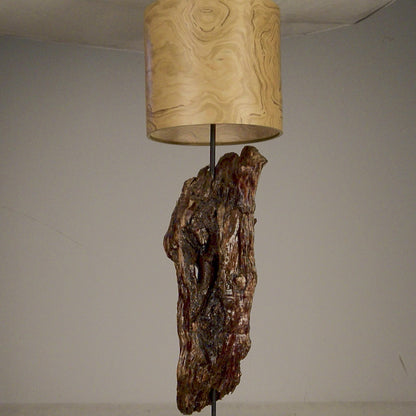 Driftwood Light Sculpture LO16 – Treibholz Lampe mit Echtholz Furnier & Beton-Sockel, zeigt Struktur & Oberfläche bei Tageslicht.