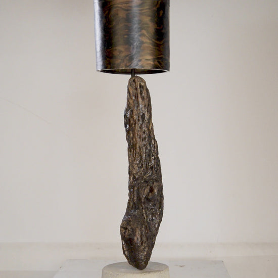 Driftwood Light Sculpture LO01 – Treibholz Lampe mit Echtholz Furnier & Beton-Sockel, zeigt Struktur & Oberfläche bei Tageslicht.