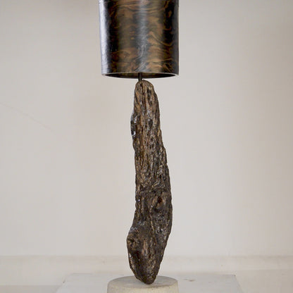 Driftwood Light Sculpture LO01 – Treibholz Lampe mit Echtholz Furnier & Beton-Sockel, zeigt Struktur & Oberfläche bei Tageslicht.