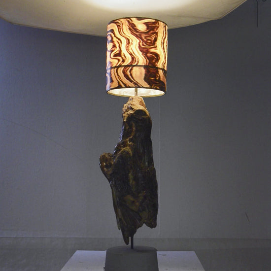 Driftwood Light Sculpture LO10 – Treibholz Lampe mit Echtholz Furnier & Beton-Sockel, zeigt die warme Leuchtwirkung des Furniers