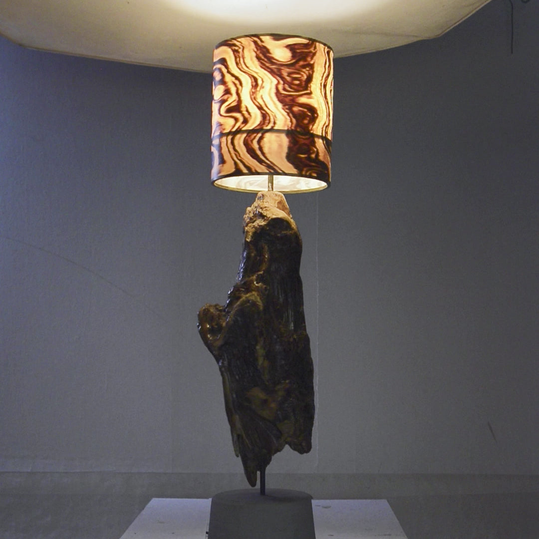 Driftwood Light Sculpture LO10 – Treibholz Lampe mit Echtholz Furnier & Beton-Sockel, zeigt die warme Leuchtwirkung des Furniers