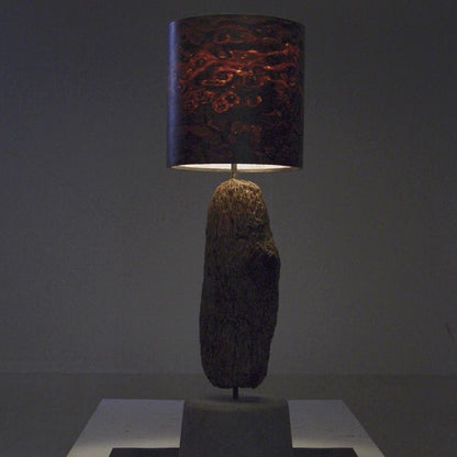
Driftwood Light Sculpture LO02 – Treibholz Lampe mit Echtholz Furnier & Beton-Sockel, beleuchtet im dunklen Raum mit Lichtreflexionen.