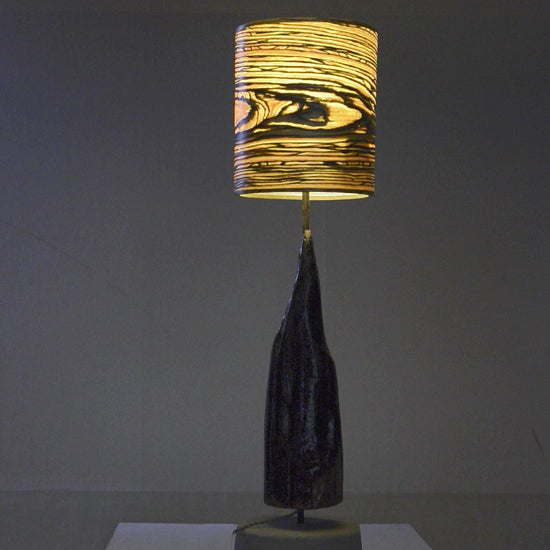 Driftwood Light Sculpture LO09 – Treibholz Lampe mit Echtholz Furnier & Beton-Sockel, zeigt die warme Leuchtwirkung des Furniers