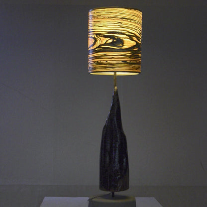 Driftwood Light Sculpture LO09 – Treibholz Lampe mit Echtholz Furnier & Beton-Sockel, zeigt die warme Leuchtwirkung des Furniers