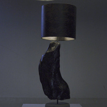 Driftwood Light Sculpture LO13 – Treibholz Lampe mit Echtholz Furnier & Beton-Sockel, beleuchtet im dunklen Raum mit Lichtreflexionen.