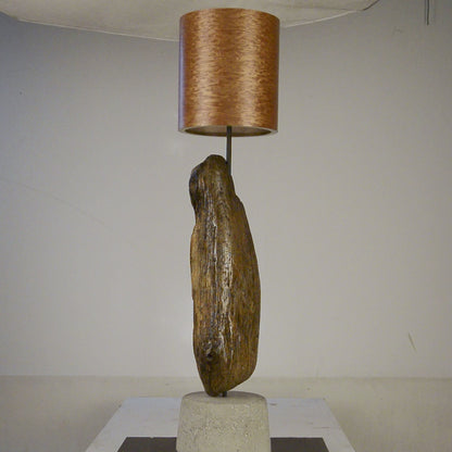 Driftwood Light Sculpture LO04 – Treibholz Lampe mit Echtholz Furnier & Beton-Sockel, zeigt Struktur & Oberfläche bei Tageslicht.