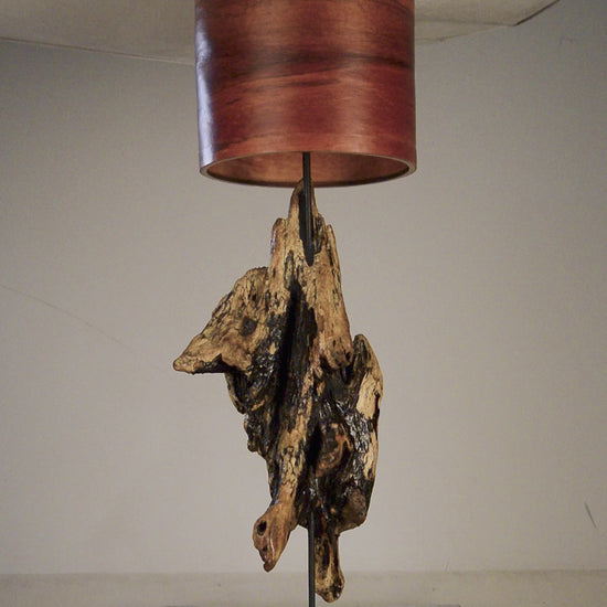 Driftwood Light Sculpture LO14  – Treibholz Lampe mit Echtholz Furnier & Beton-Sockel, zeigt Struktur & Oberfläche bei Tageslicht.