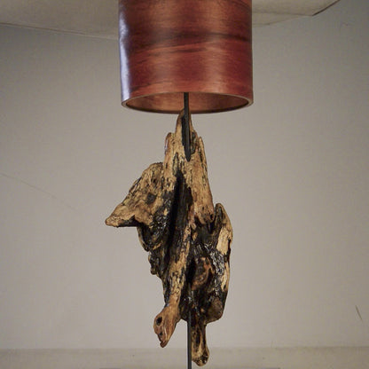 Driftwood Light Sculpture LO14  – Treibholz Lampe mit Echtholz Furnier & Beton-Sockel, zeigt Struktur & Oberfläche bei Tageslicht.